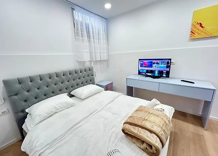 Tirana Inn Hotel מלון
